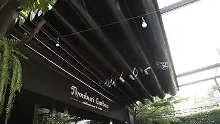 หลังคาผ้าใบเปิดปิดไดิ แบบสกรีน ติดตั้งที่ ร้านอาหารธนบุรี กาเด้นท์